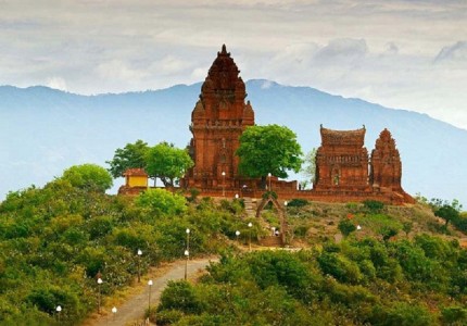 Tham quan ngôi tháp Chăm