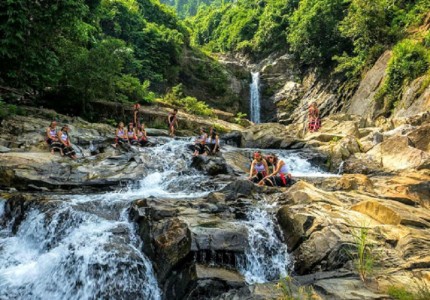 Tham quan thác nước Ví Trà My