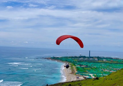 Dù lượn trên đỉnh núi Thới Lới