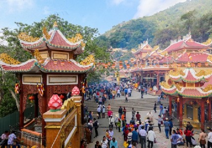 Lễ hội xuân trên núi Bà Đen