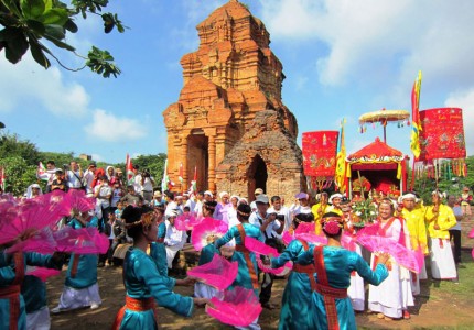 Tham dự lễ hội Katê của người Chăm