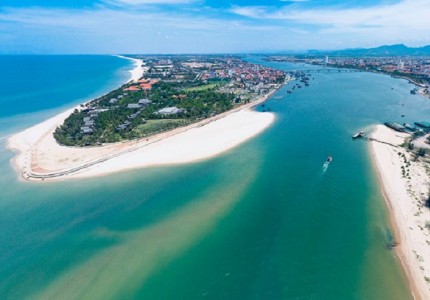 Biển Nhật Lệ: Sắc Nước Trời Nam Gọi Mời Mùa Hè Rực Rỡ