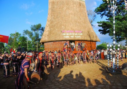 5 ngôi nhà rông hút khách Tây Nguyên