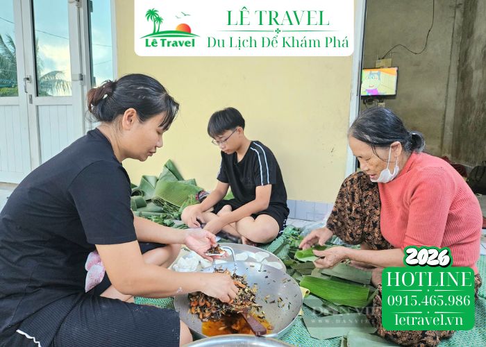 Tự tay nhào bột nặn bánh lọc Quảng Bình