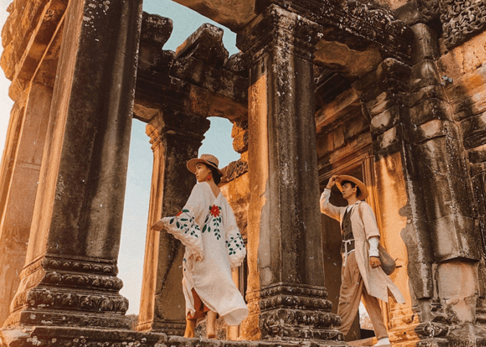 Mang theo áo mưa và kem chống nắng