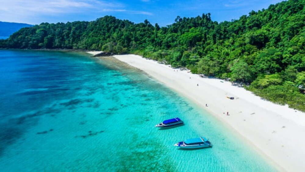 Bãi biển đẹp và hòn đảo lý tưởng