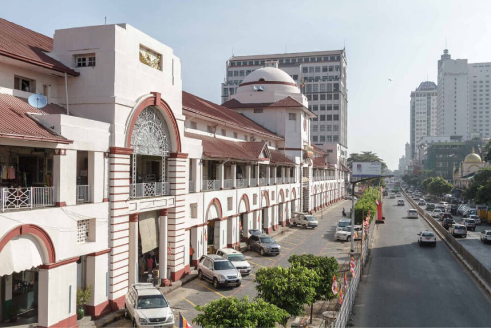 Chợ truyền thống và gian hàng đặc sản