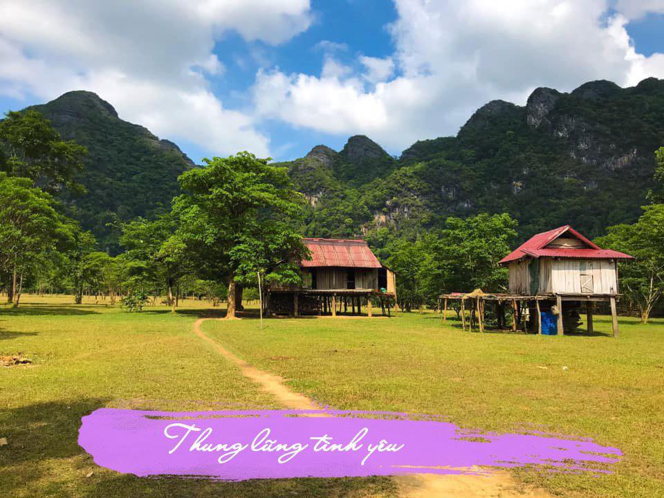 Không khí bản còi đá trong lành, bốn bề là núi non hùng vĩ