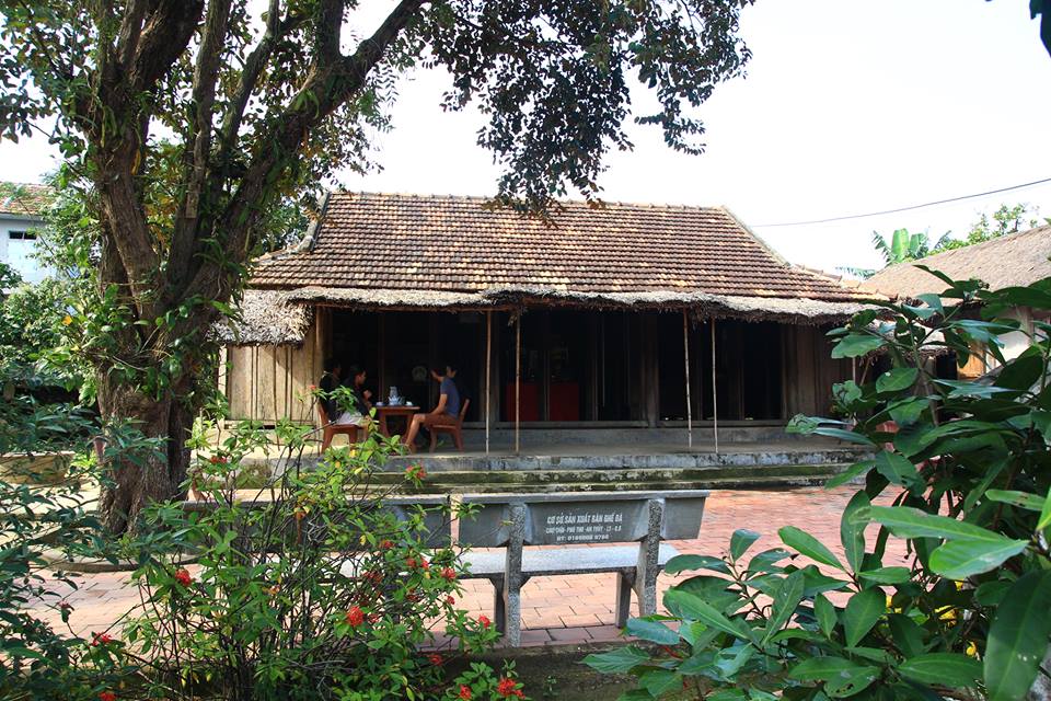 Trong huyện Lệ Thủy (gần Bản Còi Đá)