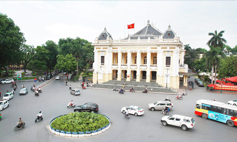 Xe của Lê Travel sẽ đón đoàn mình tại Nhà hát lớn Hà Nội