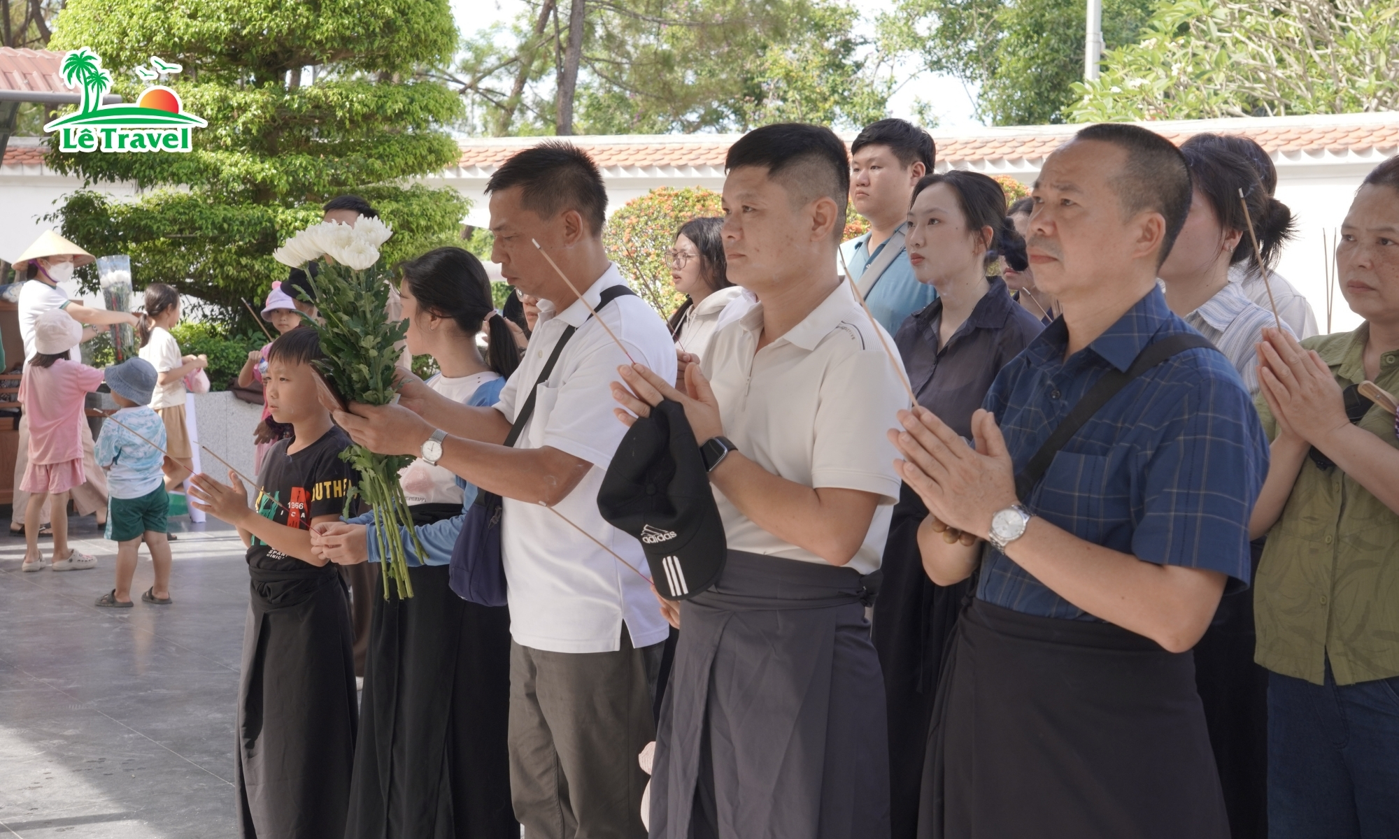 Đoàn khách đi viếng mộ 10 cô gái