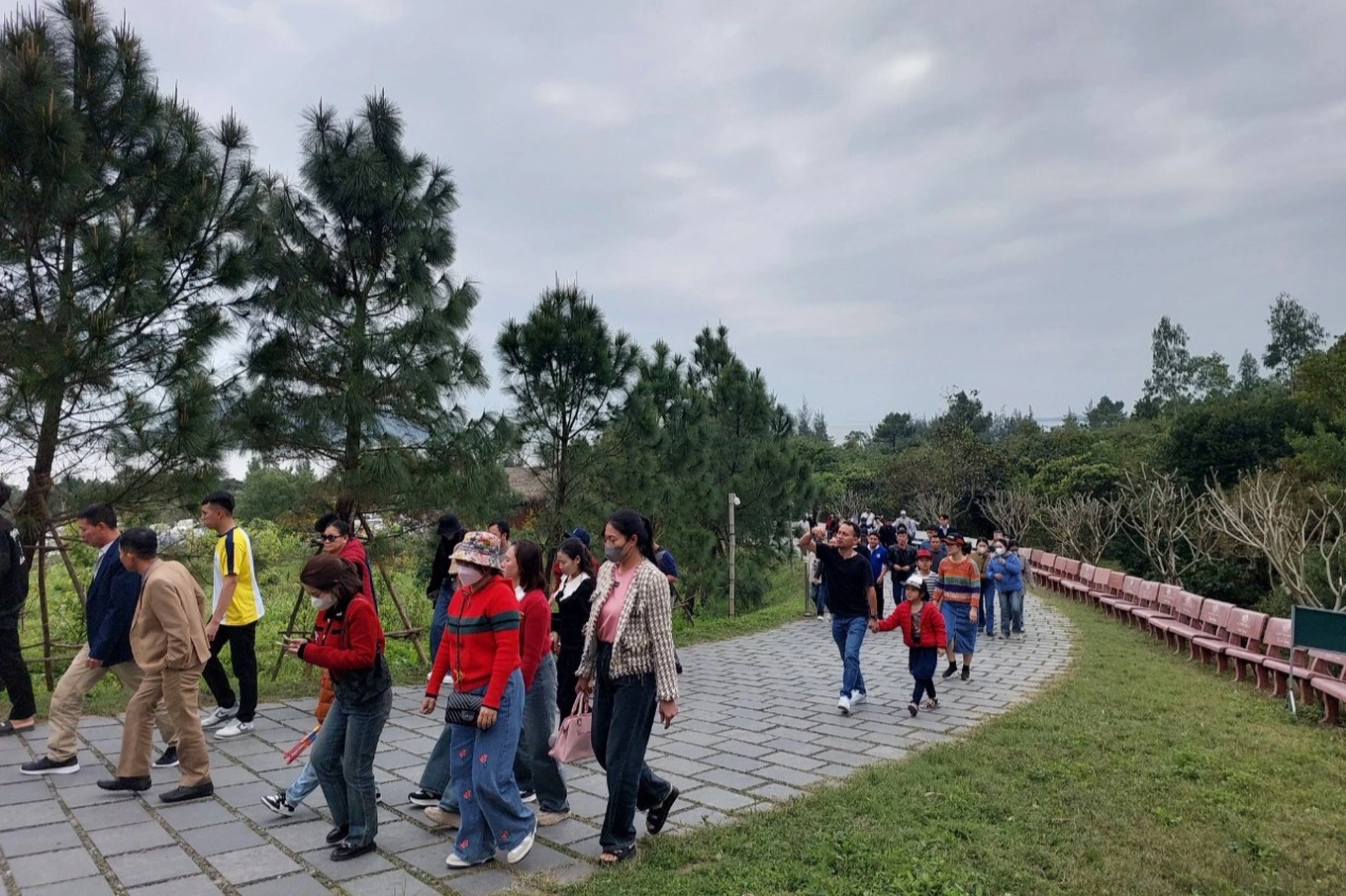 Hàng ngàn người đến viếng mộ Đại tướng Võ Nguyên Giáp