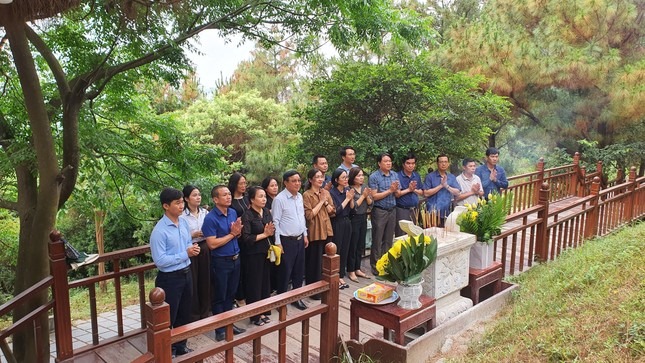 Hình ảnh người dâng hương viếng mộ Đại tướng Võ Nguyên Giáp