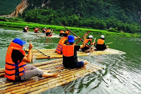 Chèo bè ở Bản Lác