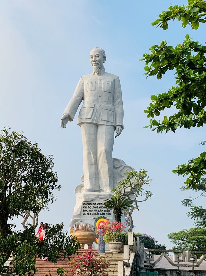 Tượng đài Hồ Chí Minh tại thủy điện Hòa Bình