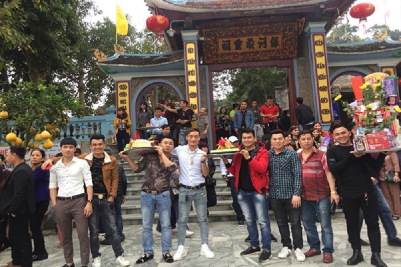 Dâng lễ đền ông Hoàng Bảy