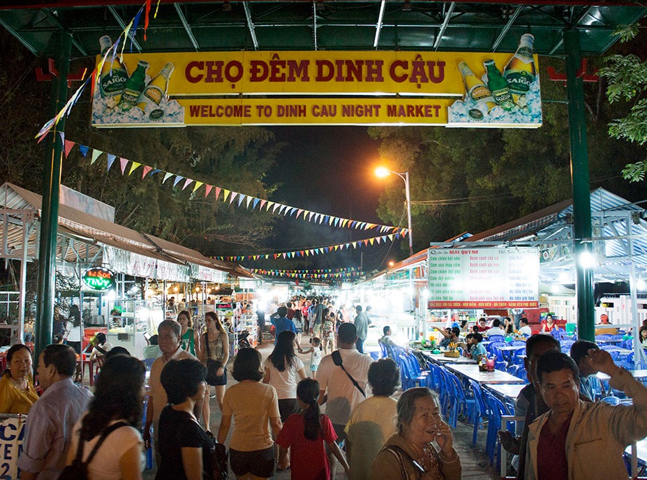 Chợ đêm Dinh Cậu