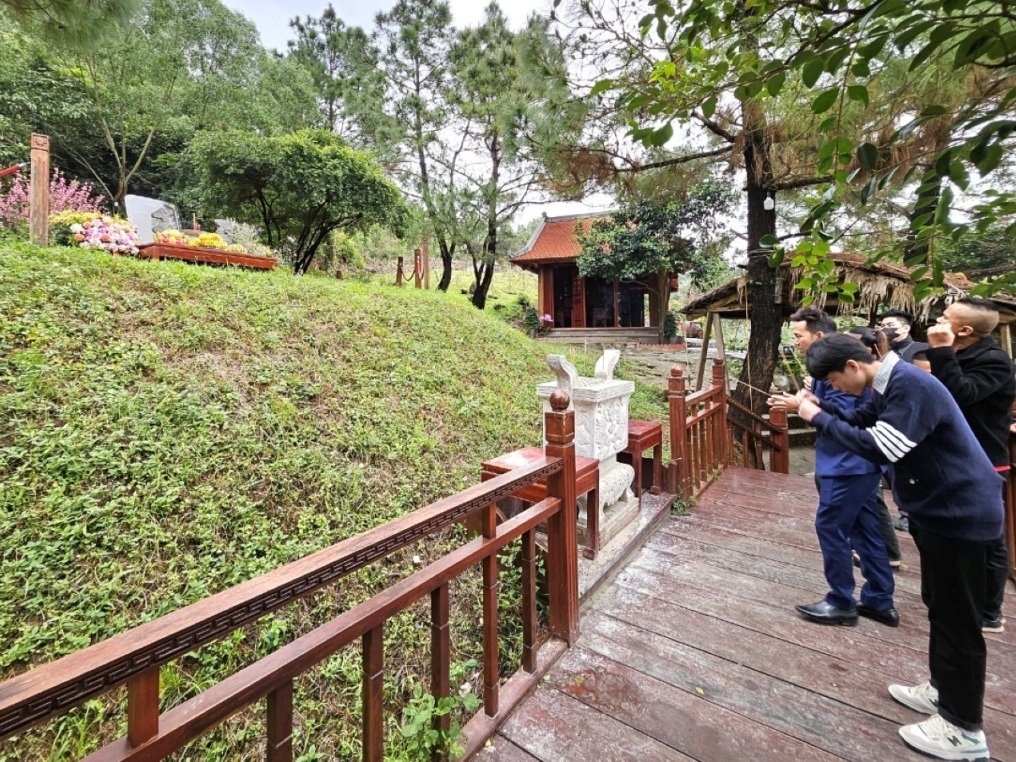 Viếng mộ đại tướng Võ Nguyên Giáp