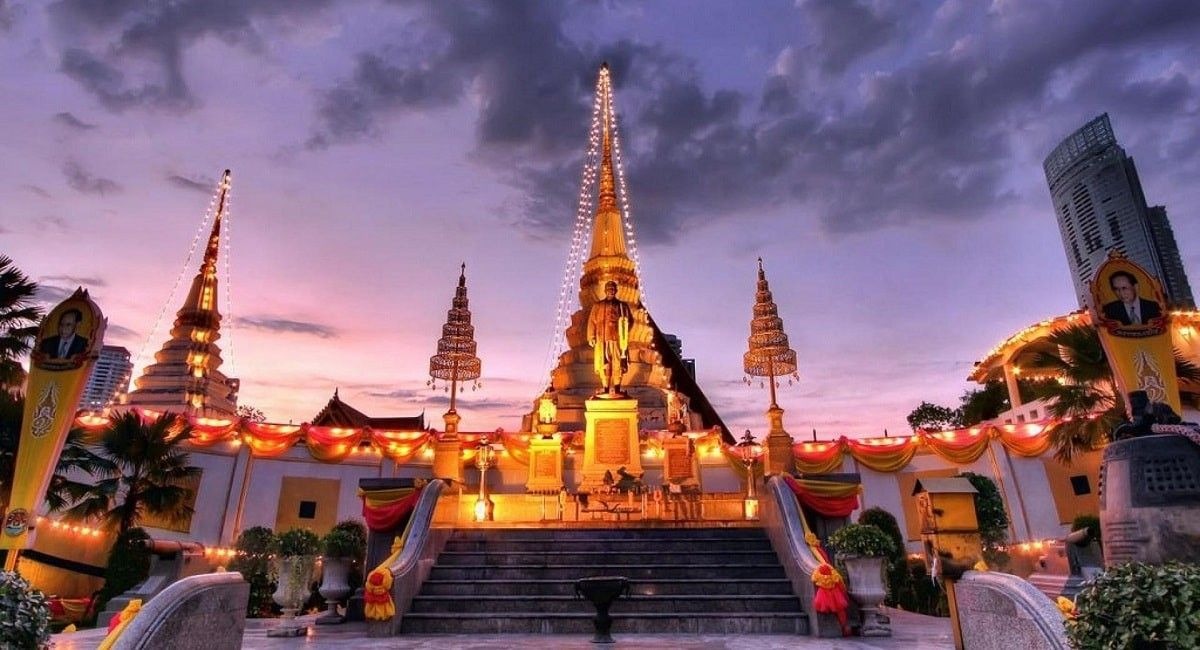 Bức tượng vua Rama II