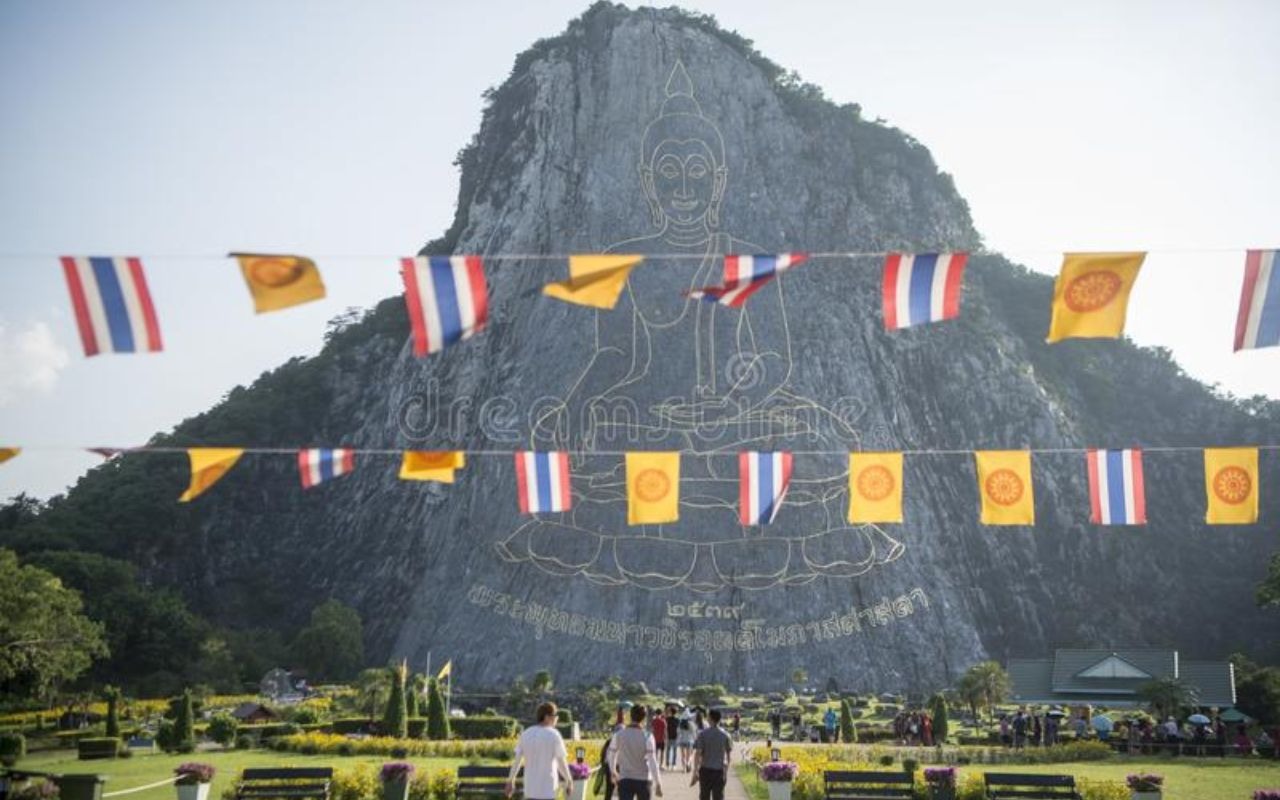 Bức tượng được khắc bằng vàng trên ngọn núi